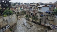 Sebelum dikenal sebagai kawasan belanja ikonik di Kota Bandung, dulunya Cihampelas merupakan pemukiman orang Belanda. Untuk mengobati rasa rindu orang Eropa akan kampung halamannya, mereka punya tempat pelesir bernama Situ Garunggang. Kini, sudah jadi rumah warga. (Yudha Maulana/detikTravel)