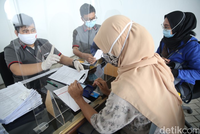 Pembagian Kartu Jakarta Pintar (KJP) dilakukan di kawasan Matraman, Jakarta. Penyaluran KJP plus tahap kedua ini menggunakan data baru.