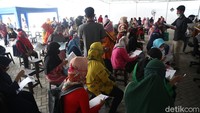 Antrean terlihat mengular panjang.