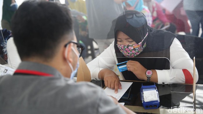 Suasana Pembagian KJP Plus Tahap 2 di Matraman Pembagian Kartu Jakarta Pintar (KJP) dilakukan di kawasan Matraman, Jakarta. Penyaluran KJP plus tahap kedua ini menggunakan data baru.