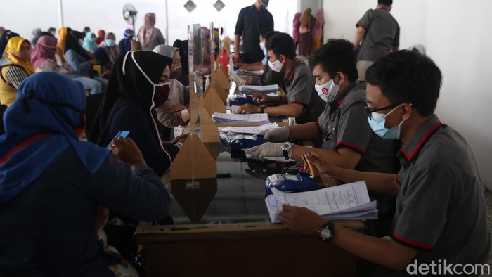Suasana Pembagian KJP Plus Tahap 2 di Matraman Pembagian Kartu Jakarta Pintar (KJP) dilakukan di kawasan Matraman, Jakarta. Penyaluran KJP plus tahap kedua ini menggunakan data baru.