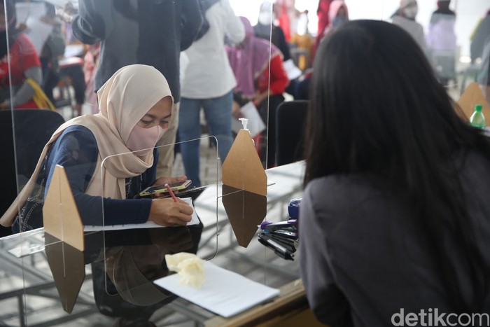 Pembagian Kartu Jakarta Pintar (KJP) dilakukan di kawasan Matraman, Jakarta. Penyaluran KJP plus tahap kedua ini menggunakan data baru.