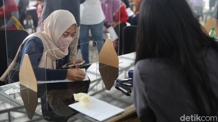 Suasana Pembagian KJP Plus Tahap 2 di Matraman Pembagian Kartu Jakarta Pintar (KJP) dilakukan di kawasan Matraman, Jakarta. Penyaluran KJP plus tahap kedua ini menggunakan data baru.