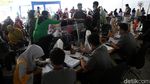 Antrean Penerima KJP Tahap 2 Mengular di Matraman