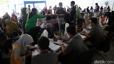 Antrean Penerima KJP Tahap 2 Mengular di Matraman