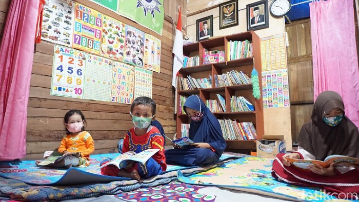 Suasana perpustakaan dan bimbingan belajar gratis milik kuli bangunan, Agus Pujianto, di Demak, Rabu (25/11/2020).