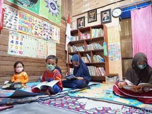 Mengintip Isi Perpustakaan-Bimbel Gratis Milik Kuli Bangunan di Demak