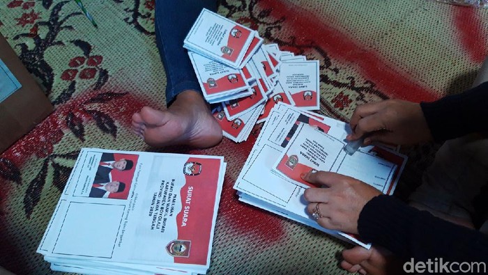 Komisi Pemilihan Umum (KPU) Boyolali mulai melakukan pelipatan dan sortir surat suara untuk Pilkada serentak 9 Desember 2020 mendatang. Persiapan logistik Pilkada itu berlangsung di GOR tenis in door dan ditargetkan selesai dalam 5 hari. Pelipatan dan sortir surat suara itu tetap dengan protokol kesehatan dan dijaga aparat kepolisian.