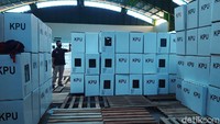 Di tempat itu juga sudah disiapkan kotak suara. Sedangkan sejumlah logistik saat ini sudah didistribusikan ke tingkat PPK, khususnya untuk logistik alat pelindung diri (APD).