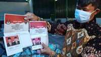 Ketua KPU Boyolali, Ali Fahrudin, memperlihatkan surat suara yang tersortir dan masuk kategori rusak. Ditemukan sejumlah surat suara rusak, seperti terkena kotoran dari warna tinta dan potongan yang tidak sempurna.