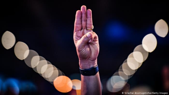 Tanda tiga jari sebagai simbol aksi protes pro-demokrasi di Thailand. (Sirachaiarunrugstichai/Getty Images)