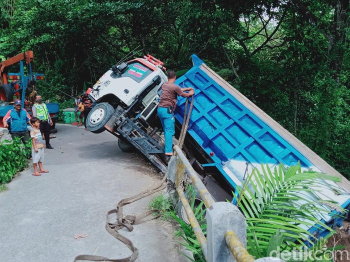 Truk nyangkut di tepi jurang, Klaten, Rabu (25/11/2020).