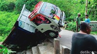 Truk tergantung di tepi tebing jurang dengan kedalaman sekitar 30 meter.