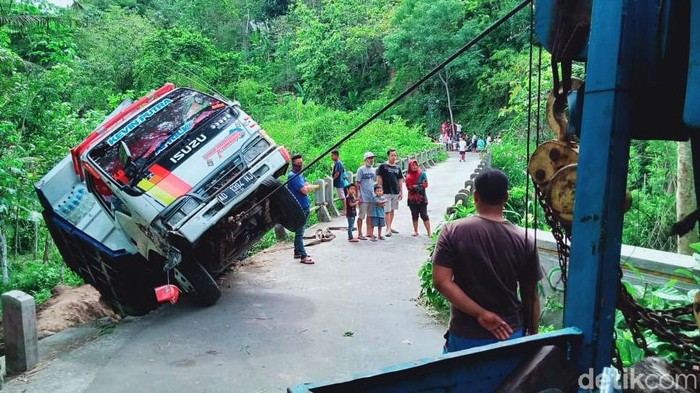 Truk bermuatan pasir dan batu tersangkut ke bibir jurang sebuah sungai di Kecamatan Jatinom, Kabupaten Klaten, Jawa Tengah, Rabu (25/11/2020). Kakak sopir truk itu menceritakan, sang adik melewati jalan itu karena mengikuti Google Map.