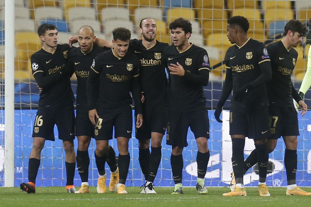 Ukraine Soccer Champions League Barcelona's Martin Braithwaite, second left, celebrates with his teammates after scores his side's second goal during the Champions League group G soccer match between Dynamo Kyiv and FC Barcelona at the Olimpiyskiy Stadium in Kyiv, Ukraine, Tuesday, Nov. 24, 2020. (AP Photo/Efrem Lukatsky)