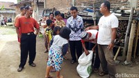 Piton itu kemudian dimasukkan ke dalam karung.