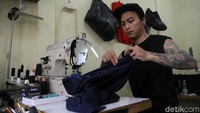 Pengerjaannya dibagi berdasarkan peran masing-masing, ada yang mengerjakan desain sampai dengan penyablonan dan ada juga yang bagian untuk menjahit.
