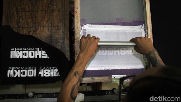 Usaha sablon manual memang masih menjadi pilihan bagi sebagian warga karena kualitas hasil cetaknya jika dibandingkan dengan digital printing