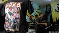 Nah, tempat produksi kaos sablon yang masih eksis salah satunya di Northink yang terletak di Jalan Jembatan Serong, Depok, Jawa Barat.