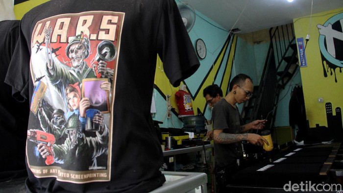 Usaha Sablon Manual Masih Tetap Eksis Usaha sablon manual memang masih menjadi pilihan bagi sebagian warga karena kualitas hasil cetaknya jika dibandingkan dengan digital printing