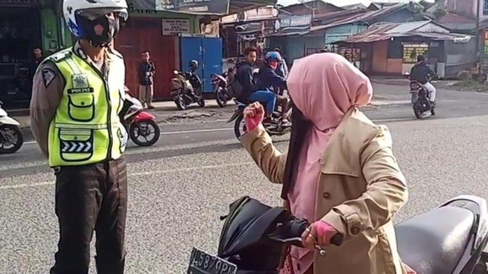 Video viral emak-emak teriak ke Polantas di Aceh (dok. Istimewa)