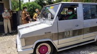 Sering di saat ada acara saya datang ke tempat, tidak pakai apa-apa, tidak pakai yang lain, saat parkir pak punten ini untuk parkir mobil pak Bupati, bapak ke belakang, ya saya mundur saja ke belakang, kata dia seperti dilihat dalam video di akun instagram pribadinya @ruzhanul, Rabu (6/1/2020). Foto: Bima Bagaskara/detikOto