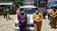 Uu pernah mengalami cerita unik ditolak parkir di tempat VVIP saat menjabat sebagai Bupati Tasikmalaya. Menggunakan Kijang Doyok saat perjalanan dinas selain bentuk hobi terhadap dunia otomotif juga dijadikan Uu untuk mendekatkan diri dengan masyarakat. Itu karena menurut pria kelahiran Tasikmalaya 10 Mei 1969 ini, banyak masyarakat yang segan ketika bertemu pejabat yang menggunakan kendaraan-kendaraan mewah. Terlebih saat didampingi dengan kendaraan patwal. Foto: Bima Bagaskara/detikOto