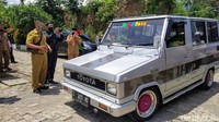 Ya, Toyota Kijang KF20 alias Kijang Doyok yang diproduksi tahun 1983 itu rupanya menjadi salah satu kendaraan favorit Wakil Gubernur (Wagub) Jawa Barat (Jabar) Uu Ruzhanul Ulum untuk menjelajah Jawa Barat saat melakukan kunjungan kerja. Foto: Bima Bagaskara/detikOto