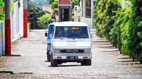 Mobil Kijang Doyok milik Uu tidak banyak mengalami modifikasi. Uu menganggap mobil dengan mesin 4K 1.300cc itu sangat nyaman digunakan perjalanan jarak jauh meski merupakan mobil lawas. Foto: Bima Bagaskara/detikOto