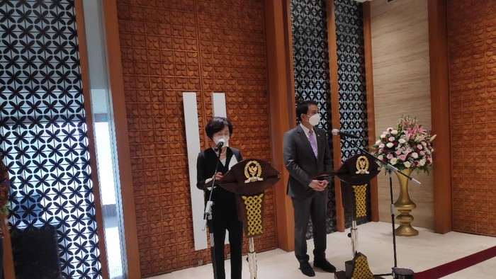 Wakil Ketua DPR RI, Aziz Syamsuddin bertemu dengan Wakil Ketua Parleman Korea Selatan, Kim Sanghee di Gedung DPR, Jakarta Selatan. Keduanya membahas soal vaksin virus Corona (COVID-19) hingga investasi di Indonesia.