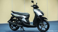 Kelebihan lain motor ini adalah sudah menggunakan ban tubeless tapak lebar, electric power socket dan lampu hazard.
