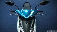 Lampu motor Yamaha Gear lebih ramping daripada Mio, selain itu ada lampu sen terpisah yang menyelip di bawah shroud seperti Nmax. Lampu ini juga sudah dapat menjadi lampu hazard.