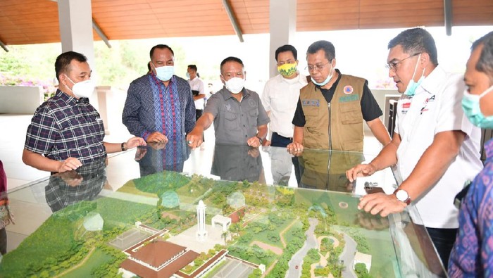 Menpora, Zainudin Amali, meninjau pembangunan sirkuit Mandalika.