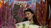 Tim dan staf Suzy juga merayakan proses syuting terakhir dengan kue dan kembang api di belakang van Suzy. (Foto: dok. Instagram Suzy/Stephanie Lee/Kim Do Wan) 