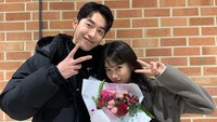 Syuting terakhir drama Korea Start-Up dikabarkan oleh para pemain lewat Instagram. Suzy (Seo Dal Mi) dan Nam Joo Hyuk (Nam Do San) mengunggah foto bareng.(Foto: dok. Instagram Suzy/Stephanie Lee/Kim Do Wan) 