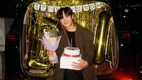 Aktor Kim Do Wan juga merayakan hari terakhirnya di lokasi syuting. (Foto: dok. Instagram Suzy/Stephanie Lee/Kim Do Wan)