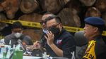 Potret Tumpukan Ribuan Kayu Ilegal di Riau