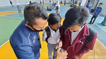 Tiga orang yang berhasil membuat aplikasi SAGAKU ini ialah Ilham Hafidz (16), Muhamad Alhiqny (16) dan Maulana Fadil (18). Mereka dibantu dua pendamping yaitu Dadan Moch Ramdani dan Dias Persasa. (Bima Bagaskara/detikcom)