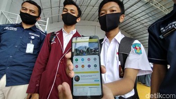 Siswa SMK di Kabupaten Kuningan, Jawa Barat patut diacungi jempol. Mereka membuat aplikasi informasi kabupaten berbasis Android dengan nama SAGAKU yang merupakan singkatan Sagala Kuningan (Bima Bagaskara/detikcom)