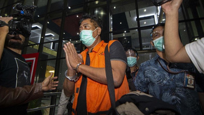 Direktur PT Dua Putra Perkasa (DPP) Suharjito berada di dalam mobil tahanan usai menjalani pemeriksaan terkait kasus dugaan korupsi ekspor benih lobster di Gedung KPK, Jakarta, Kamis (26/11/2020) dini hari. KPK menetapkan tujuh tersangka dalam kasus dugaan korupsi tersebut, dua di antaranya yakni Menteri Kelautan dan Perikanan Edhy Prabowo dan Direktur PT DPP Suharjito.  ANTARA FOTO/Aditya Pradana Putra/pras.