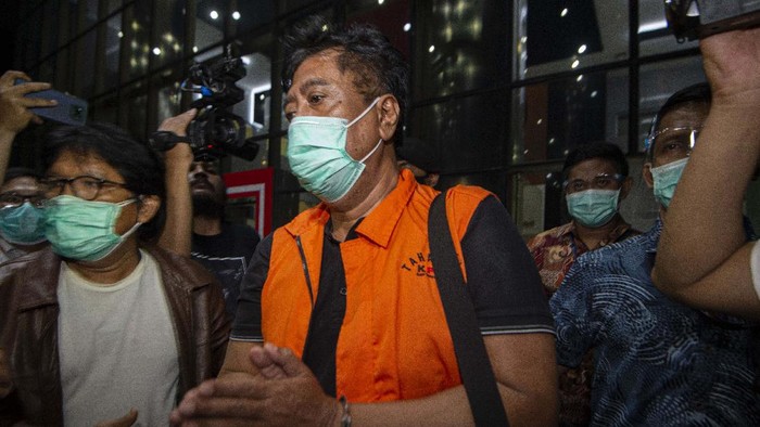 Direktur PT Dua Putra Perkasa (DPP) Suharjito berada di dalam mobil tahanan usai menjalani pemeriksaan terkait kasus dugaan korupsi ekspor benih lobster di Gedung KPK, Jakarta, Kamis (26/11/2020) dini hari. KPK menetapkan tujuh tersangka dalam kasus dugaan korupsi tersebut, dua di antaranya yakni Menteri Kelautan dan Perikanan Edhy Prabowo dan Direktur PT DPP Suharjito.  ANTARA FOTO/Aditya Pradana Putra/pras.