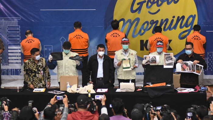 Direktur PT Dua Putra Perkasa (DPP) Suharjito berada di dalam mobil tahanan usai menjalani pemeriksaan terkait kasus dugaan korupsi ekspor benih lobster di Gedung KPK, Jakarta, Kamis (26/11/2020) dini hari. KPK menetapkan tujuh tersangka dalam kasus dugaan korupsi tersebut, dua di antaranya yakni Menteri Kelautan dan Perikanan Edhy Prabowo dan Direktur PT DPP Suharjito.  ANTARA FOTO/Aditya Pradana Putra/pras.