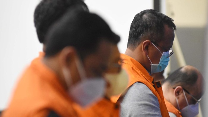 Direktur PT Dua Putra Perkasa (DPP) Suharjito berada di dalam mobil tahanan usai menjalani pemeriksaan terkait kasus dugaan korupsi ekspor benih lobster di Gedung KPK, Jakarta, Kamis (26/11/2020) dini hari. KPK menetapkan tujuh tersangka dalam kasus dugaan korupsi tersebut, dua di antaranya yakni Menteri Kelautan dan Perikanan Edhy Prabowo dan Direktur PT DPP Suharjito.  ANTARA FOTO/Aditya Pradana Putra/pras.