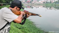Para penembak menggunakan kacamata khusus untuk melihat ikan di dalam air.