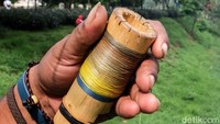 Peluru dimodifikasi menyerupai anak panah dengan diikat ke seutas tali untuk mengisi ulang peluru.