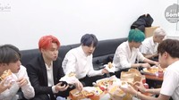 Sambil menunggu giliran manggung, member BTS mengisi perut mereka dengan beragam hidangan lezat. Ada burger, pizza, dan cola. Foto: dok. BigHit Entertainment