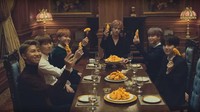 Sepertinya member BTS sangat menyukai ayam goreng. Momen menyantap ayam goreng lain juga pernah dipamerkan mereka. Foto: dok. BigHit Entertainment