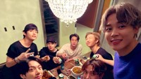 Saat ada waktu luang, member BTS juga tak lewatkan berkumpul bersama sambil makan. Mereka menikmati ayam goreng, bir, dan soju. Foto: dok. BigHit Entertainment