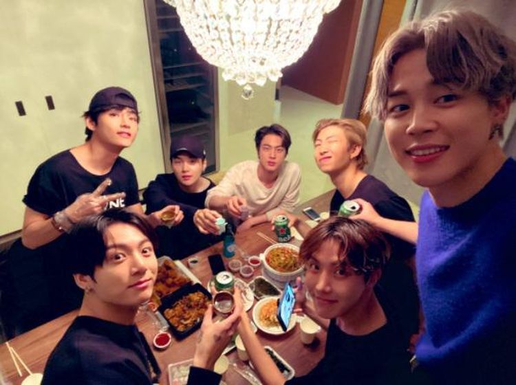 Begini Nih Kekompakan Member BTS Saat Makan Bareng