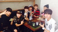 Waktu awal debut, seringkali mereka berkumpul sambil menikmati Iced Americano di sebuah kafe. Foto: dok. BigHit Entertainment